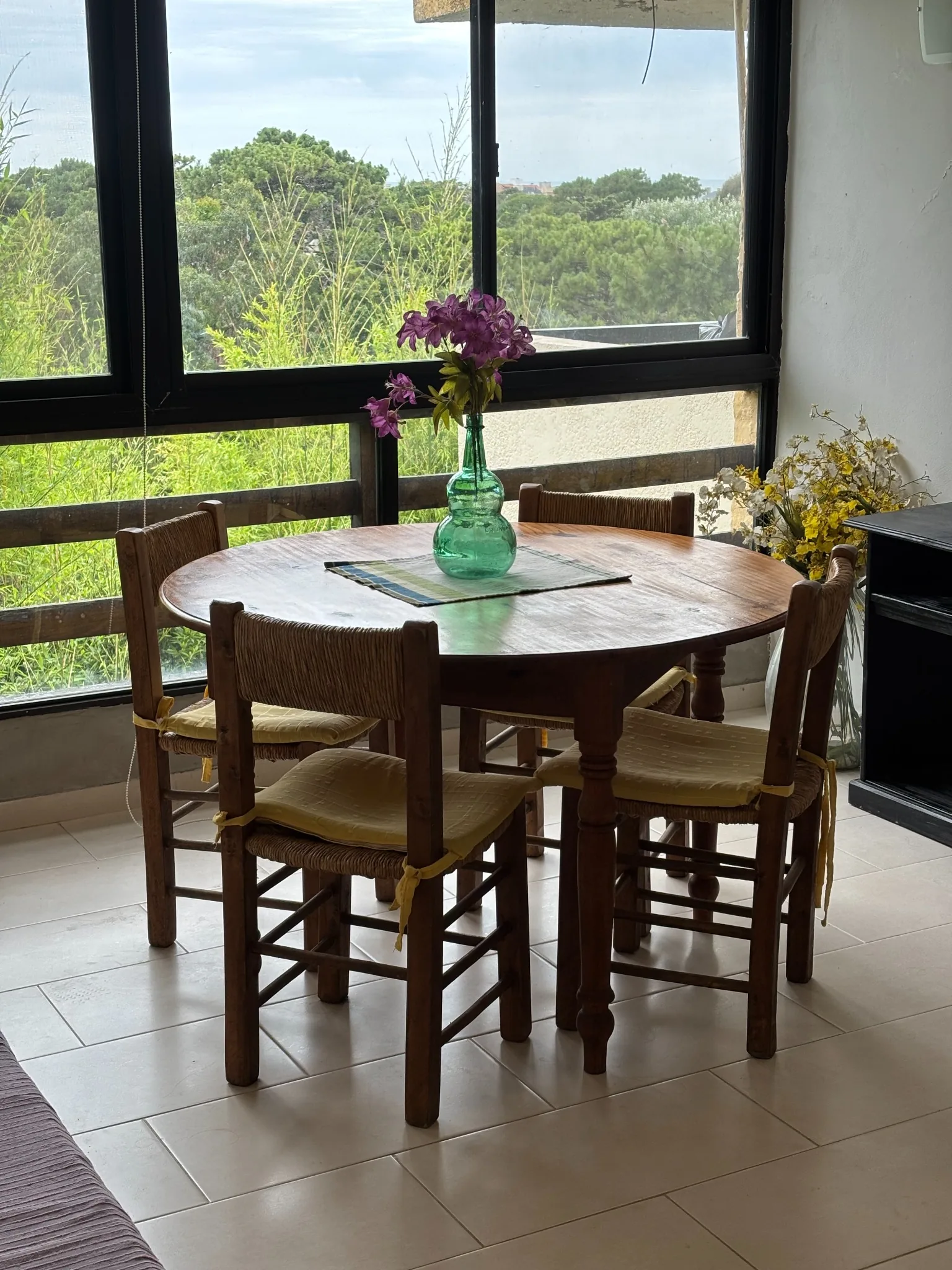 Comedor junto a los ventanales