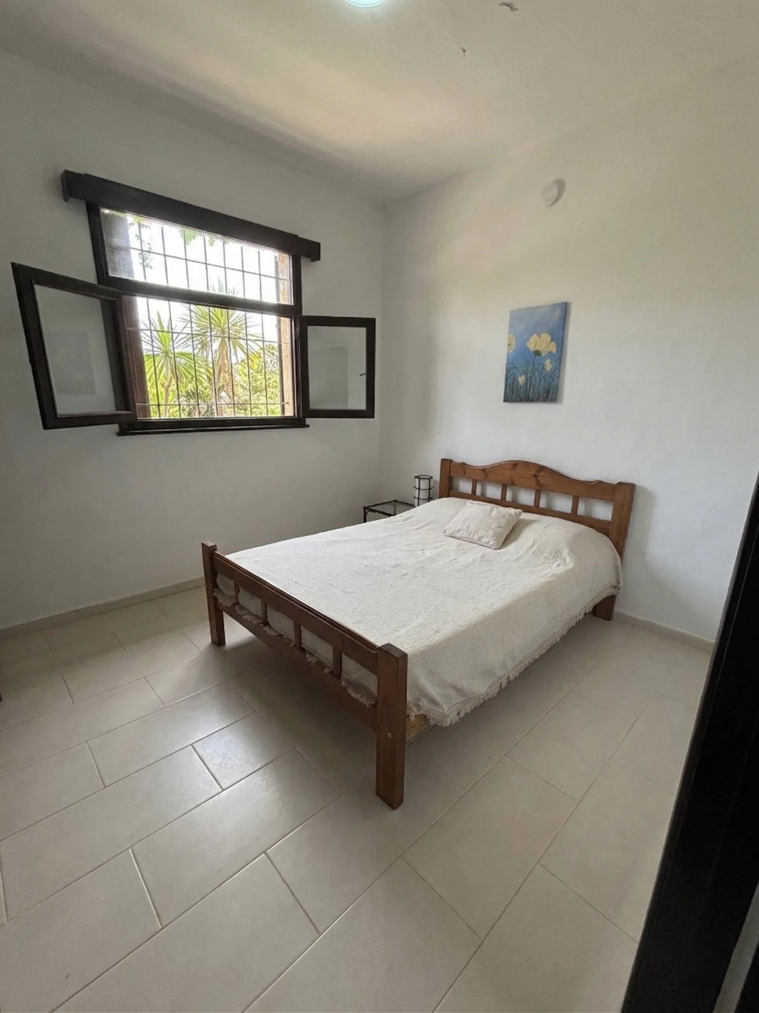 Dormitorio con cama doble